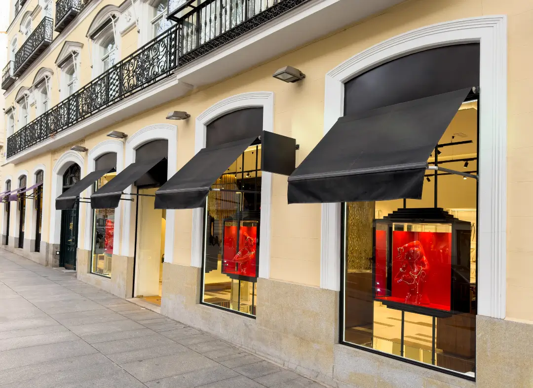 Façade vitrine de magasin en aluminium sur mesure à Marans